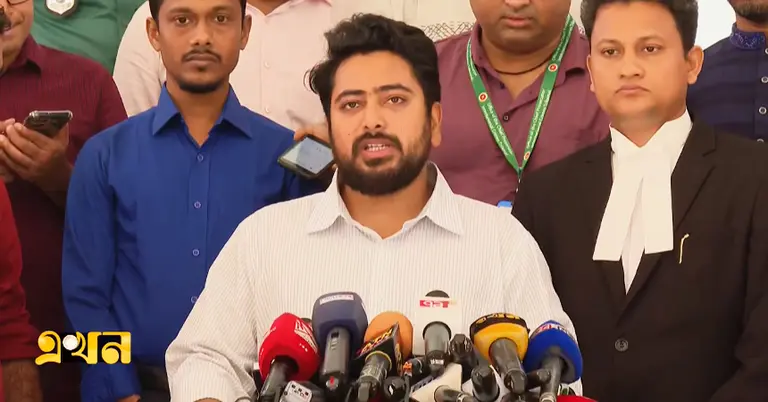 সাংবাদিকদের সঙ্গে কথা বলেছেন নাহিদ ইসলাম